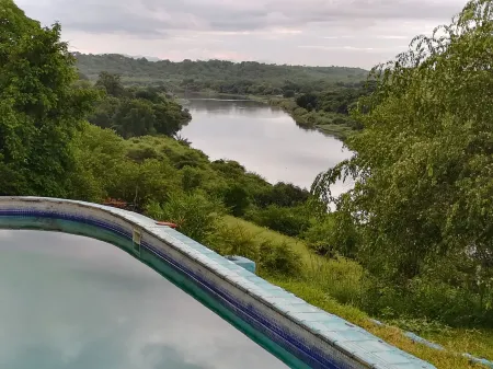 Mount Hermon Safari Cottages Отели в г. Кафуэ