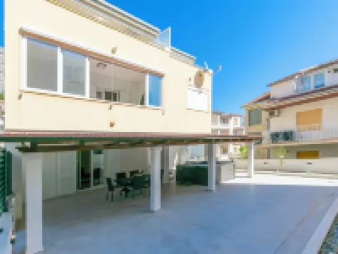 Apartment Dora Hotels in Duce