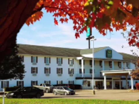 Quality Inn & Suites Bellville - Mansfield Hotels in Bellville