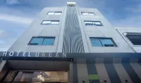 Treebo Urban, 1 Km from Railway Station Hotels in Surat