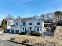 Spacious 6 Bedroom 4.5 Bath House in Charming Marblehead & Close to the Ocean