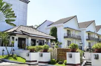 サンダーバード リゾーツ - リサール リサール・システム, ビナングナン・キャンパス大学周辺のホテル