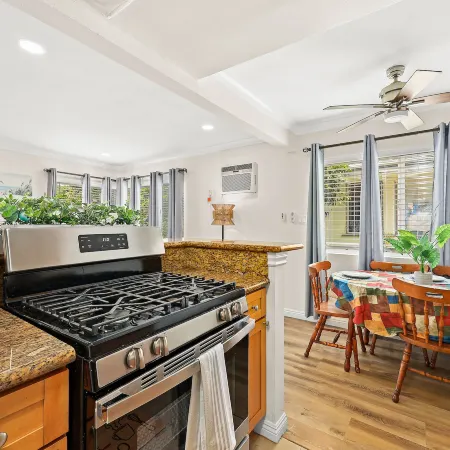 Bright & Cozy Getaway-10Min to Downtown La