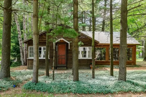 Quaint Cabin Near Douglas Beach