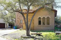 Stylish Lake Austin Retreat w/ EV Charger! Hotels in Lakeway