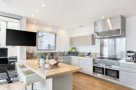 Venice View by Avantstay Walk to Venice Beach Rooftop, Ice Bath, Luxe Design