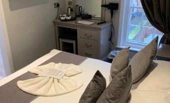 Lil's Bar and Bistro