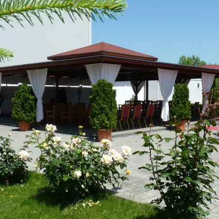 Garden Club - Hotel & Restaurant - Free Outdoor Pool & Parking Отели рядом с достопримечательностью «Аквапарк Paradisul Acvatic»