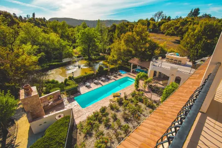Gorgeous Lake and Pool Oasis - Exquisite Chateau Retreat