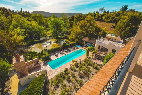 Gorgeous Lake and Pool Oasis - Exquisite Chateau Retreat