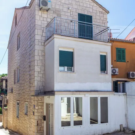 Stone house Dragan in the very center, with pool table, two balconies and the sea view