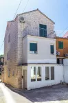 Stone house Dragan in the very center, with pool table, two balconies and the sea view Hotels in Gornji Humac