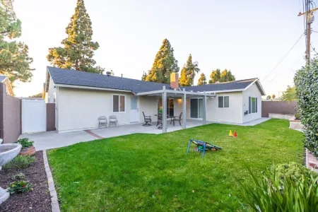 @ Marbella Lane - Charming 4BR Bungalo for Relaxing Retreat Отели в г. Фуллертон