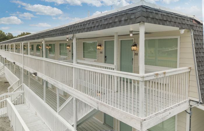 Deltaville Dockside Inn