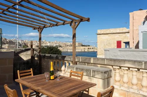 Traditional Maltese Townhouse, Roof Terrace and Views - Wi-Fi