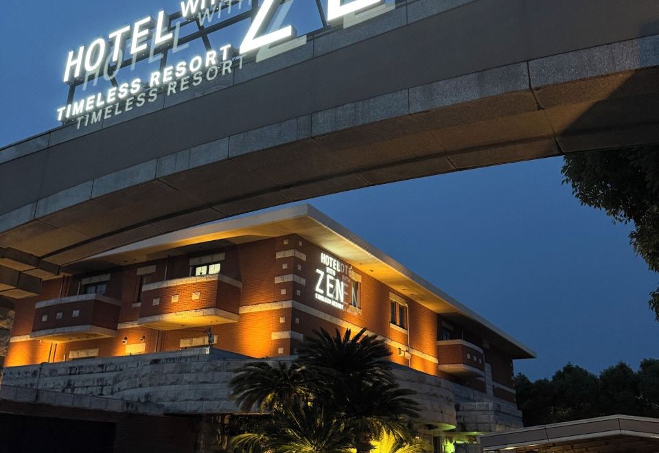5. Hotel C...
