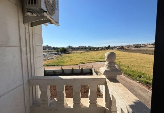 2. 라리사 오텔..