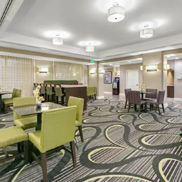 La Quinta Inn & Suites by Wyndham DFW Airport South / Irving