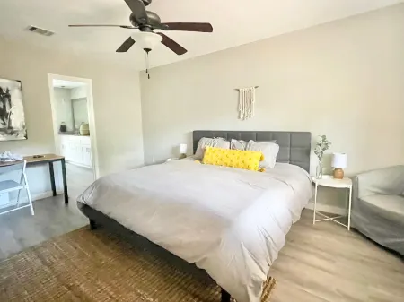 Full Kitchen and Fenced Backyard Retreat - Charming Spacious Haven