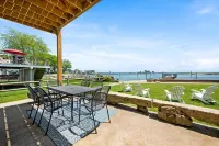 Seaside Serenity: 4Br Waterfront Gem in Branford – 5-Star Rated!
