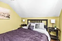 Charming 2-Bedroom Pet-Friendly Home Walkable to Downtown, Murals & Coffeehouse
