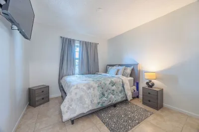Charming 3-bedroom house with WiFi and AC in Royal Palm Beach Hotels near Publix Super Market at The Groves at Royal Palms