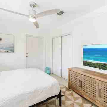 Beachside 2BR/2BA - Pool, Balcony, Parking - Steps to the beach Rooms