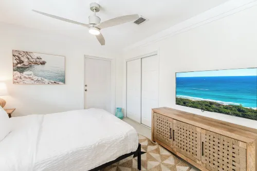 Beachside 2BR/2BA - Pool, Balcony, Parking - Steps to the beach