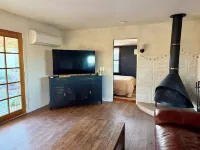 Desert Oasis-Hot Tub-Romantic Getaway-Writer's/Artist's studio-7 min from JTNP