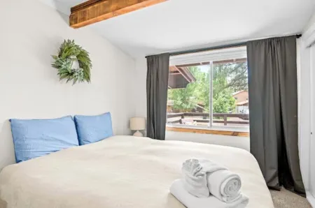 Whispering Pines Cabin w/Hot Tub!