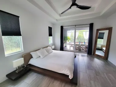 Tropical 4-bedroom Oasis on the river with Pool and Jacuzzi in Bonita Springs Rural King附近的飯店