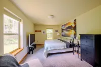 Cozy 2 Bed/2 Bath with sauna, perfect for small families