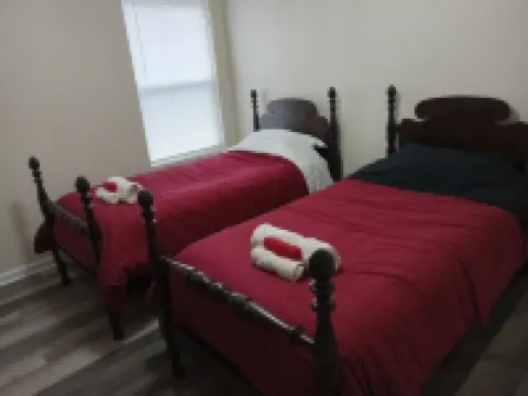 Lovely 4-bedroom/3 bathroom house in Newnan with AC, WiFi.