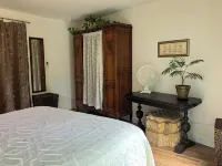 Charming Cottage in Scenic Seattle with AC, WiFi, and All the Comforts of Home.