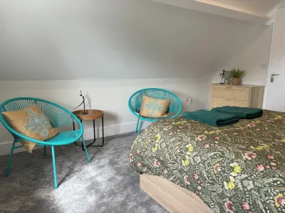 Hollywell Stays, Sea View is situated in Meads Village close to the South Downs 내셔널 트러스트 - 벌링 갑 앤드 더 세븐 시스터스 주변 호텔