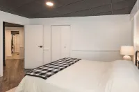 Private Cozy Cabin in the woods minutes from Baldwin with WiFi, AC and Hot Tub