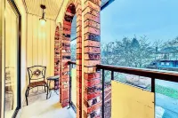 Neocolonial Nouveau Kensington Vacation Home Hotels in Greater Vancouver