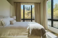 The Heron. Horse Creek Cabins. Lux 2 bed/2 bath with King Bed, AC, Creek Front. Hotels near Yellowstone Hotsprings Campground