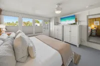 Southern Colour, A Stylish Coastal Beach Retreat Across From the Beach!