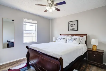 La Palma Lodge Near Texas Tech and Top Restaurants Отели рядом с достопримечательностью «Thunderzone Family Fun»