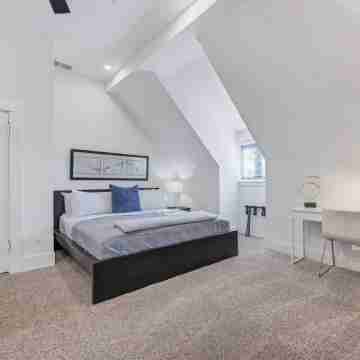 Luxurious 2 Bdrm 2 Bath 3rd floor Walkup Rooms