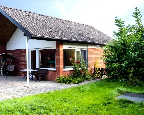 Nordsee-Ferienhaus Mit Terrasse Hotels in Schillig