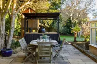 Stylish 4 Bed Home Close to Beach
