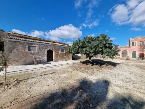 อิล คาซาเล รูมส์ & อพาร์ตเมนต์