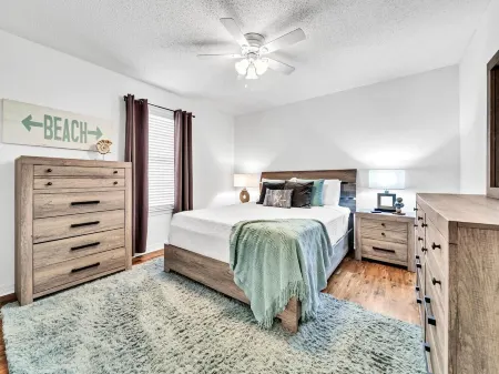 Destin Beach House. 1 Block  to Private Beach Access!! Bikes. Golf Cart Deals. Отели в г. Мирамар-Бич