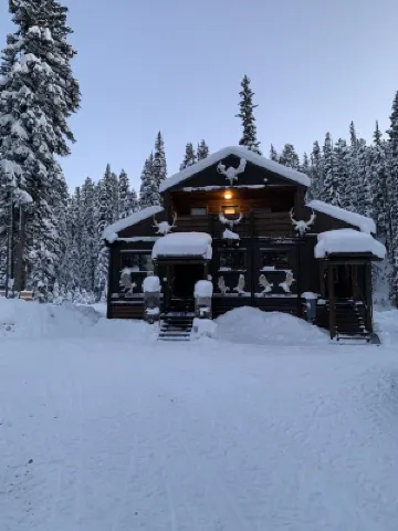Base Camp to Yellowstone and the Beartooth Pass Hotels in Cooke City