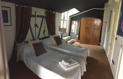 TORINO .LUXURY CHARMING VILLA .2 Bdr. PRIVATE PARKING. Air Cond. jardi Hotel di 