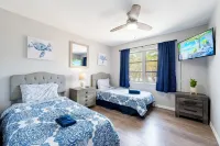 Gorgeous 4-bedroom Pool House in Bradenton with WiFi and AC