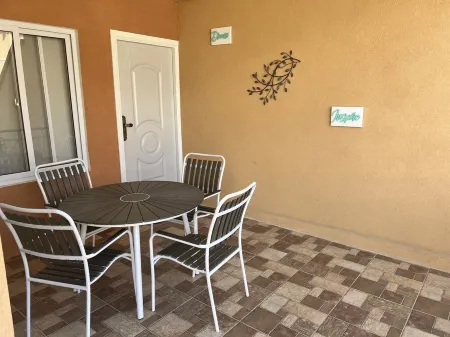 Modern townhouse w/pool located 5 mins from beach! Отели рядом с Аэропорт Тобаго