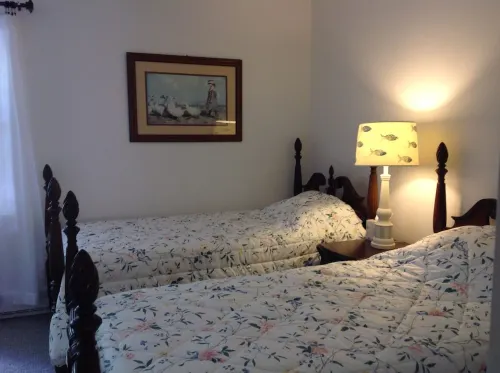 2 Bedroom newly renovated townehouse, beautifully decorated at Garfield House